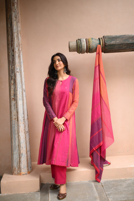 The Madhura Varnam handwoven Narayanpet cotton kurta set in pink by Taram