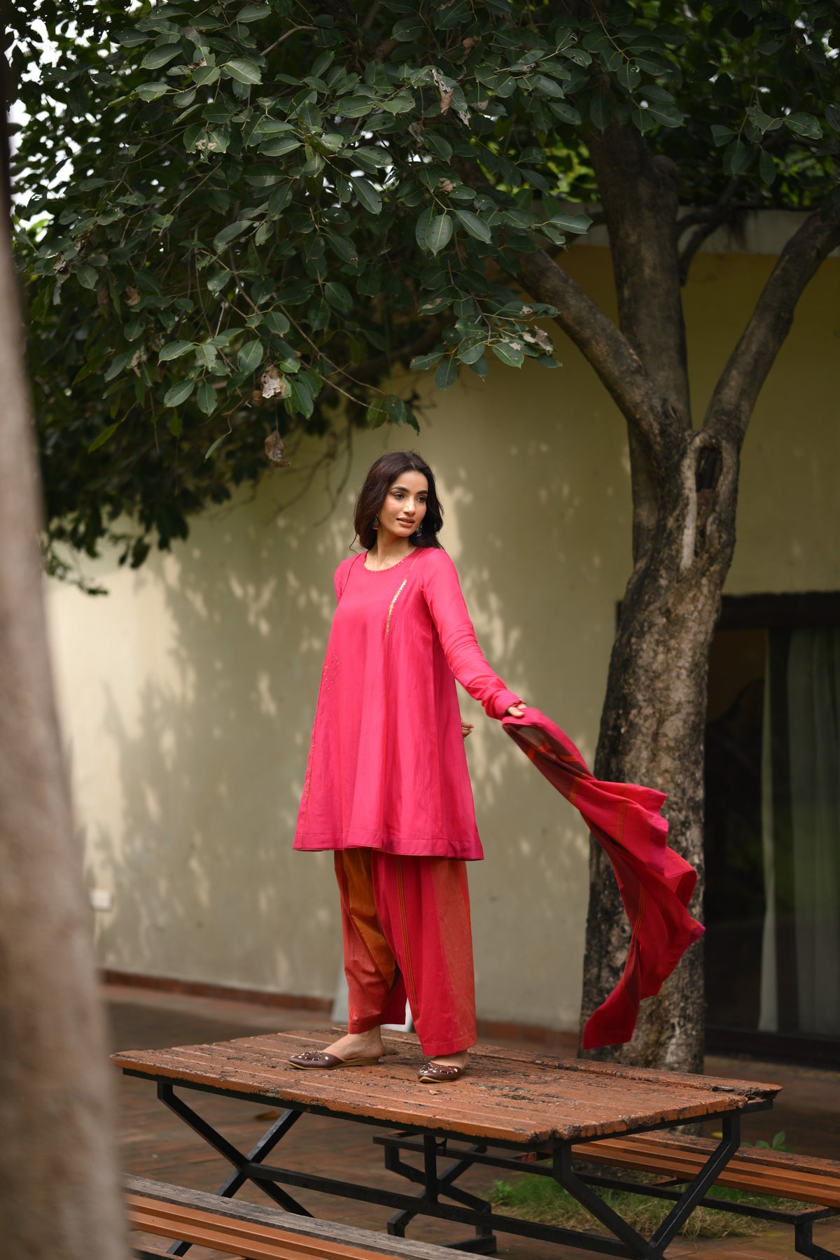 The Gulabi Leher handwoven Narayanpet cotton kurta set in vibrant pink and coral by Taram