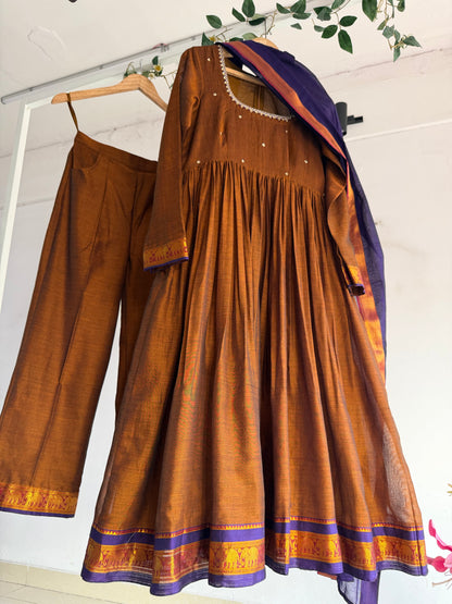 Shop The Copper Crown Kurtha Set at The Taram. A rich copper-toned handloom kurtha set with traditional zari borders, crafted for timeless elegance and festive wear.