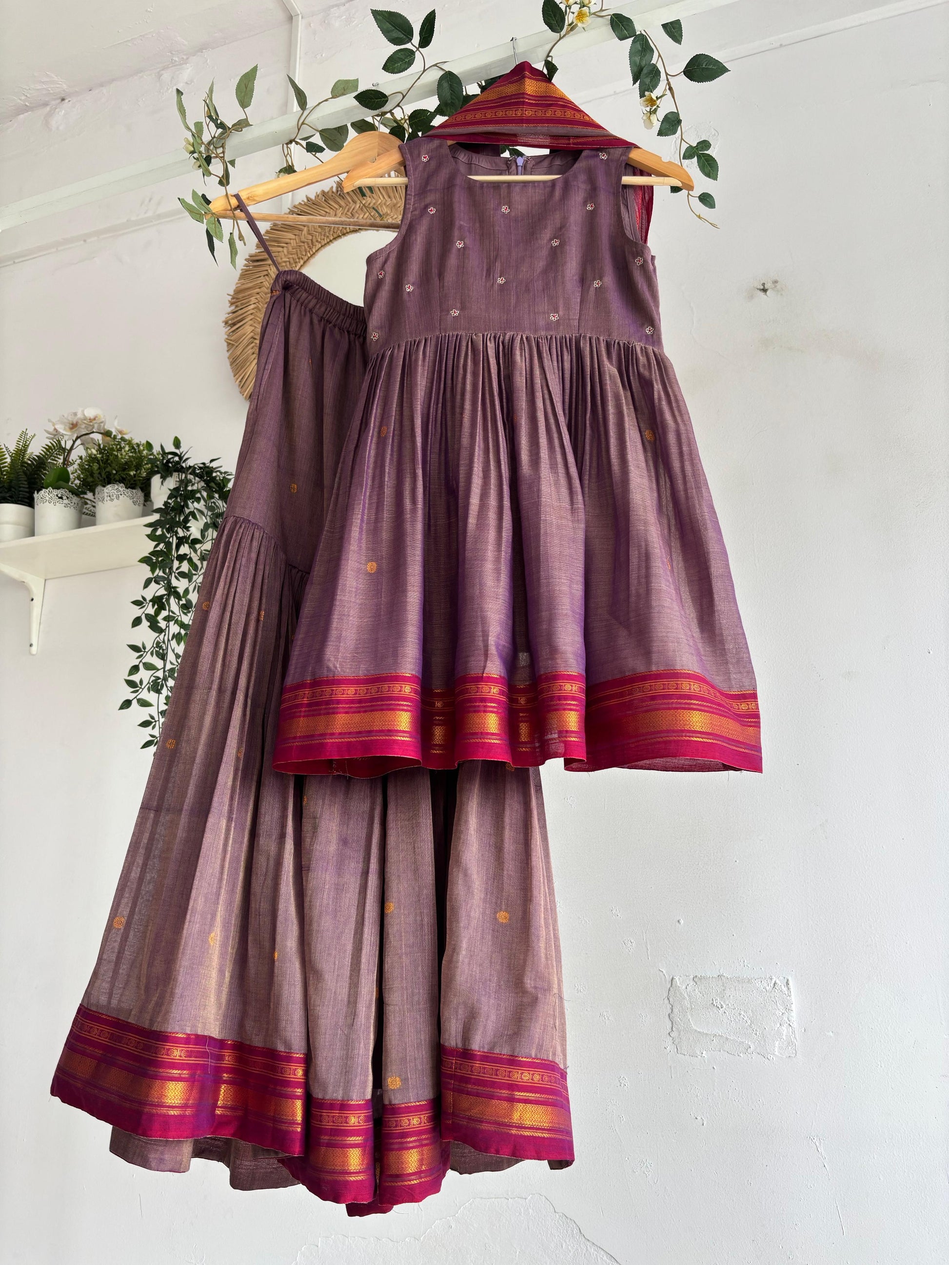 Lavender blush handwoven Narayanpet cotton co-ord set with gold border and gathered top