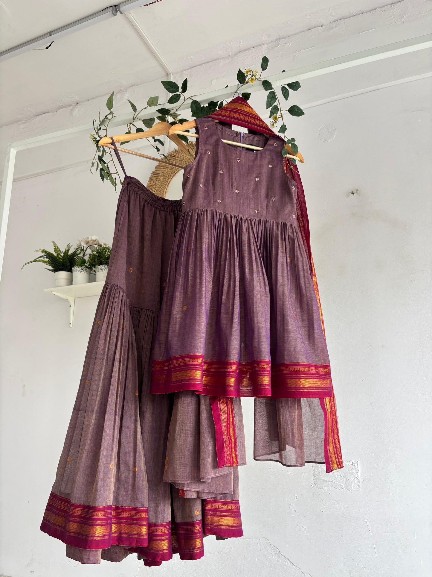 Lavender blush handwoven Narayanpet cotton co-ord set with gold border and gathered top